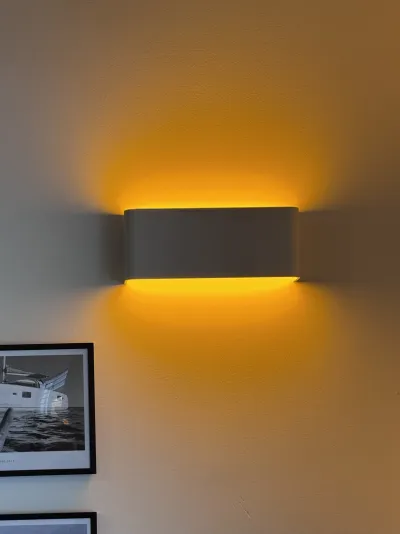 CORNICA na vzorované stěně - nasvícení stěrky