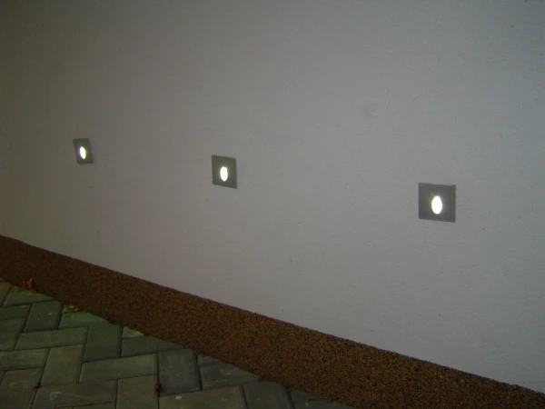 VESCHO - venkonví osvětlení v průchodu