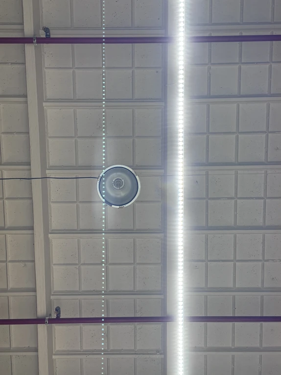 Pohled zespodu na nová svítidla