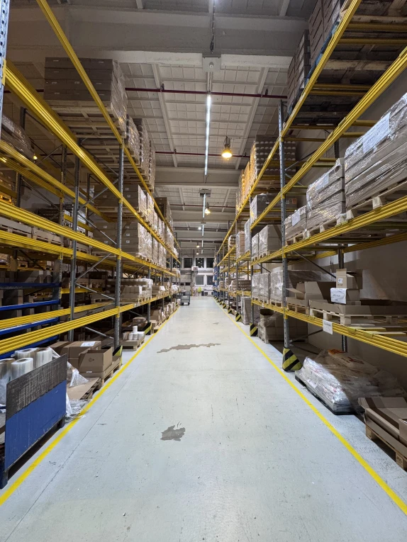 Ulička skladu s novými lineárními svítidly