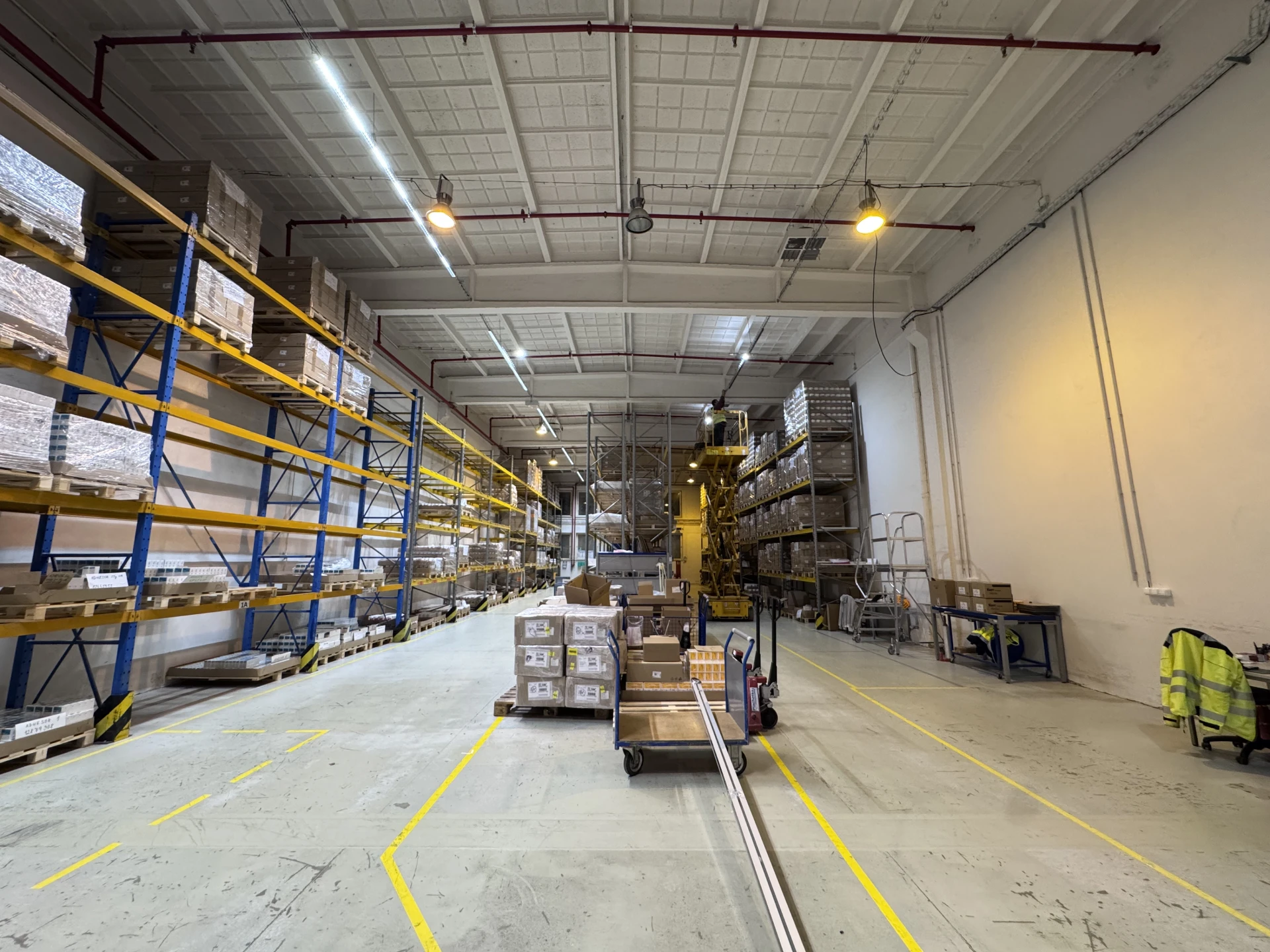 Sklad Kerr před a po rekonstrukci osvětlení