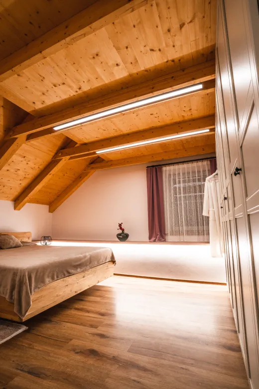 Ložnice s jemným osvětlením