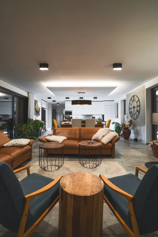 Obývací pokoj s moderním osvětlením