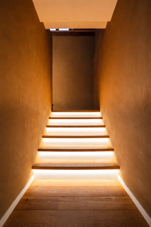Chodba a schodiště s diskrétním osvětlením