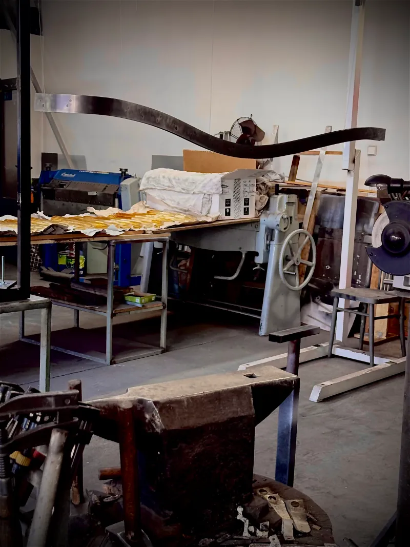 Kovář při práci s kovem