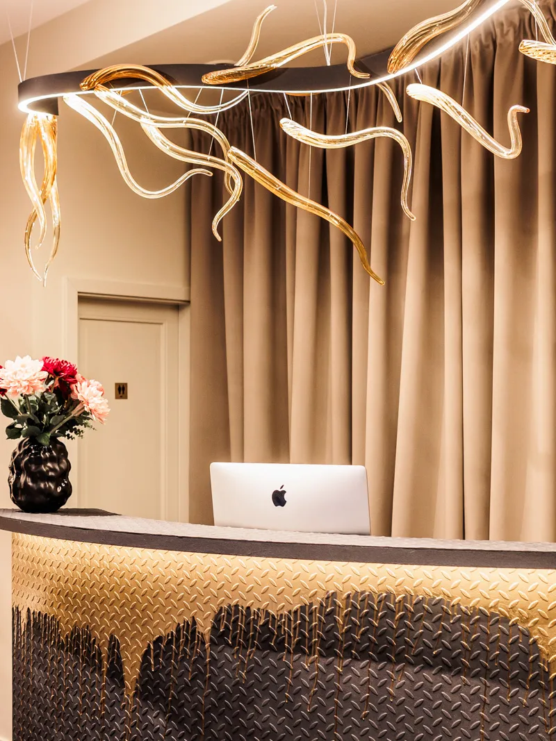 Hotový kovový lustr