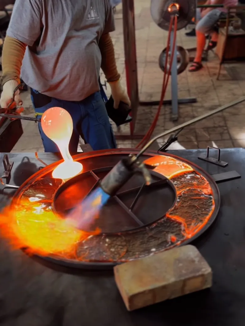 Výroba skleněného loga v procesu