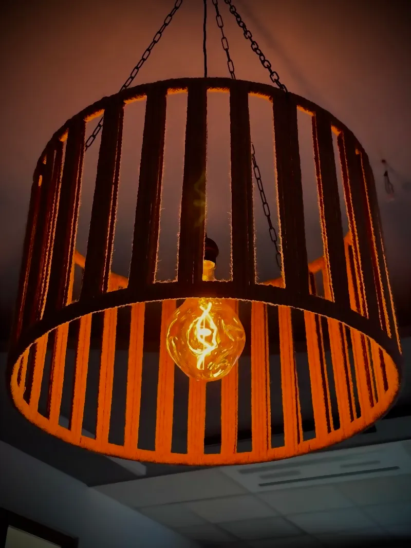 Hotové provázkové svítidlo