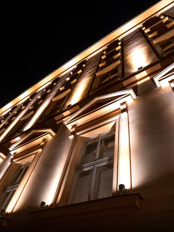 Hotel lobby s moderním osvětlením