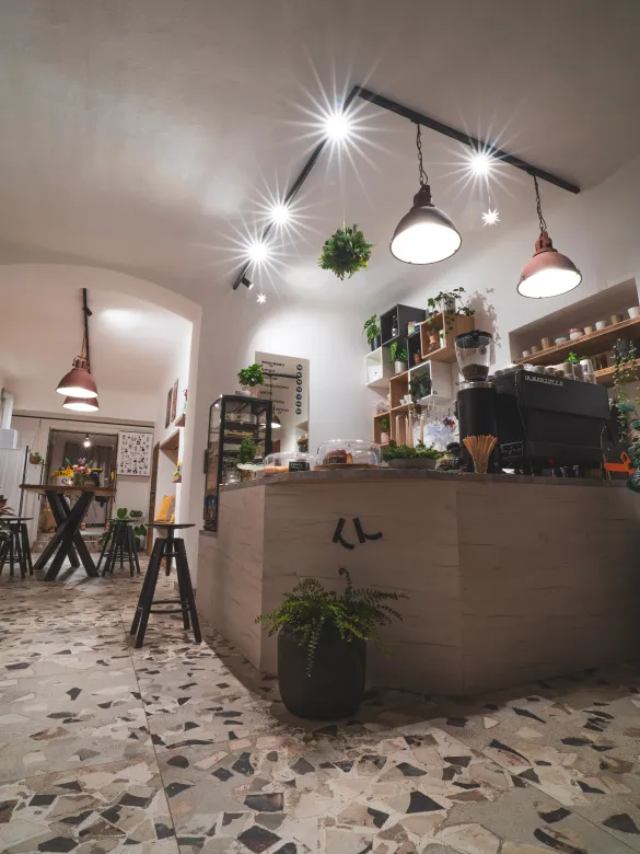 Stylová kavárna s hřejivým osvětlením