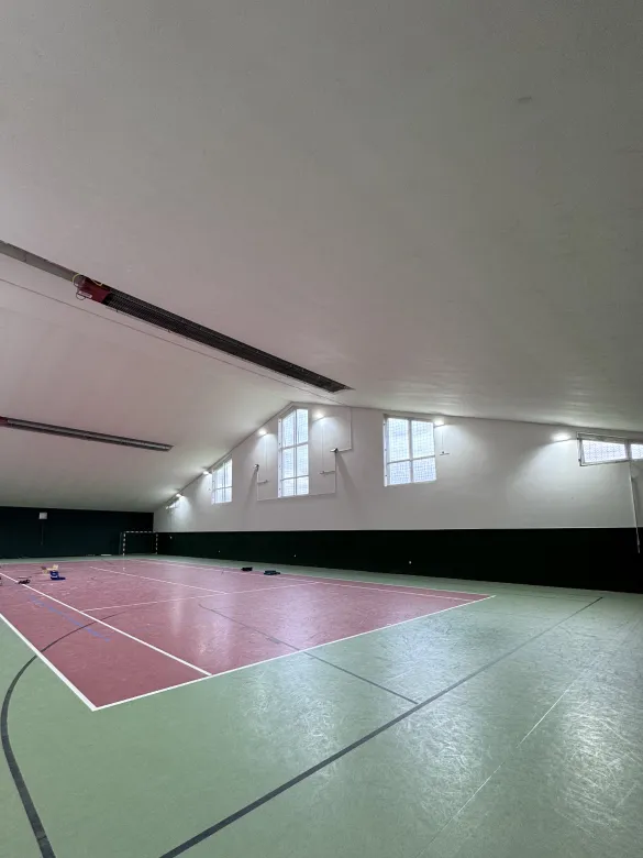 Moderní fitness centrum nebo sportovní hala s kvalitním osvětlením