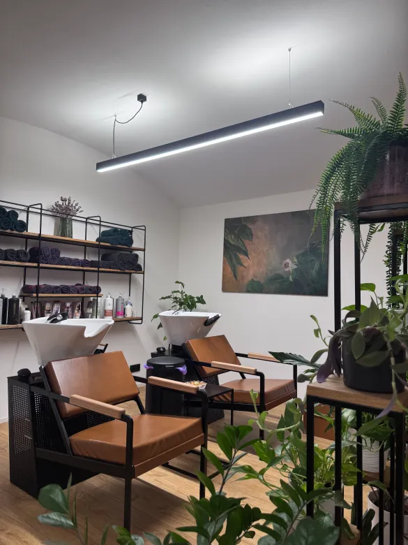 Kadeřnický salon s profesionálním osvětlením