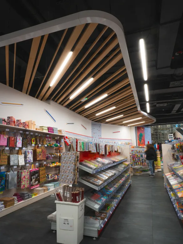 Moderní obchod s profesionálním osvětlením