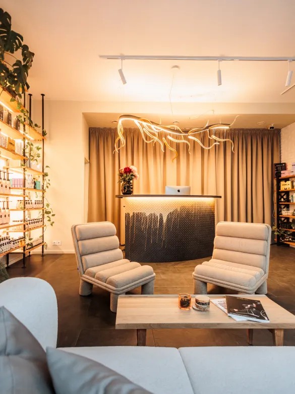 Moderní lobby a recepce s designovým osvětlením